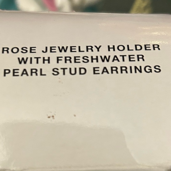 Avon Vintage 2005 Freshwater Pearl Stud Earrings in Red Rose Flower and Box - Picture 7 of 7